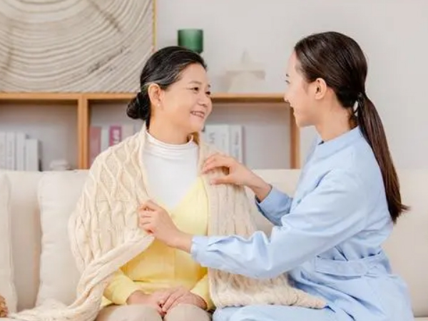 青島老人陪護找專業的陪護人員,老人生活舒暢