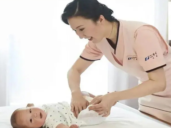 青島月嫂服務,嬰兒衣服換洗