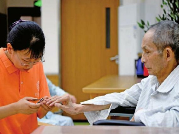 青島陪護老人護工公司哪家好